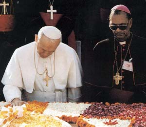 JOhn Paul II at Ghandi s tomb